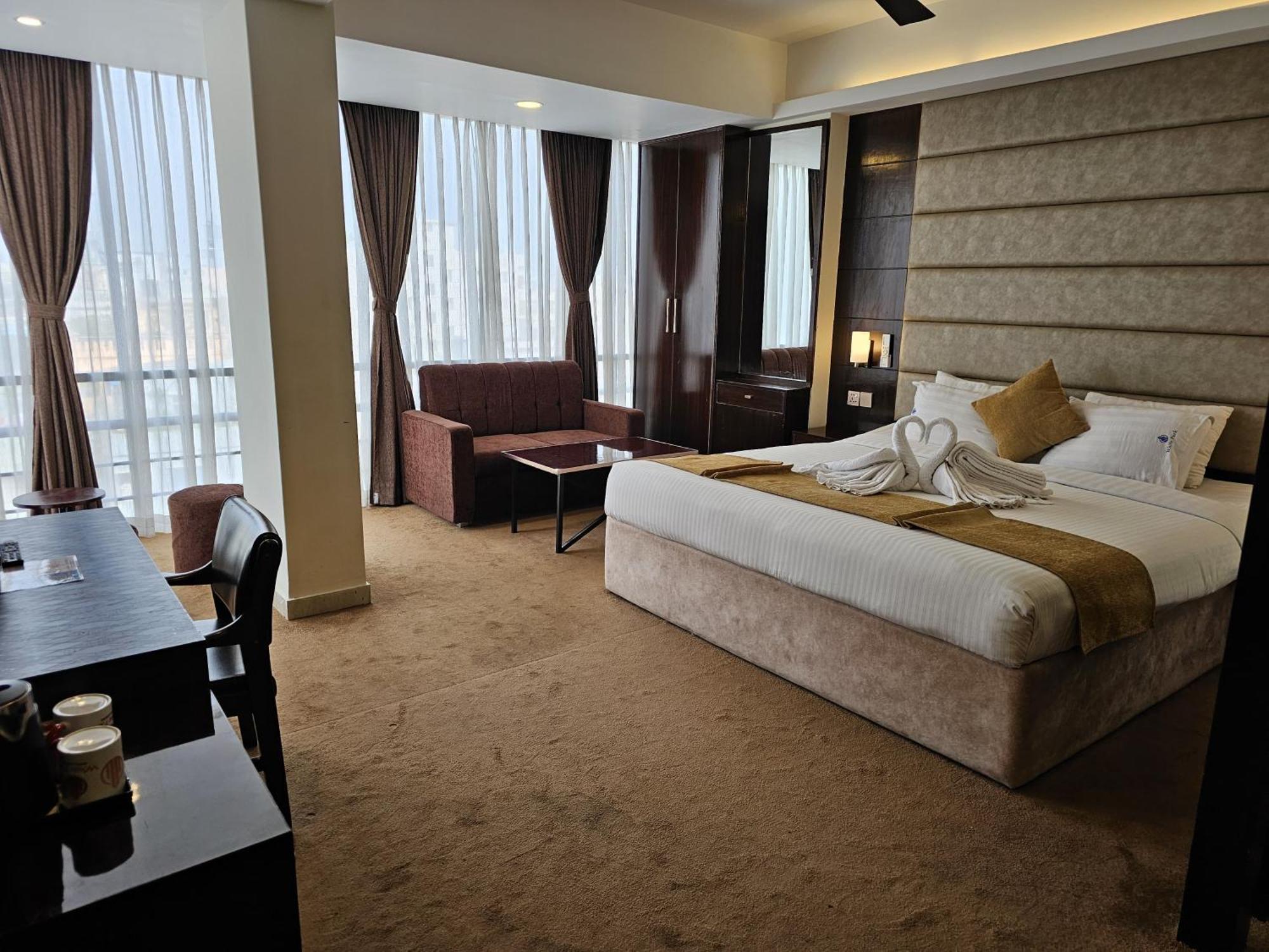 White Park Hotel & Suites チッタゴン エクステリア 写真