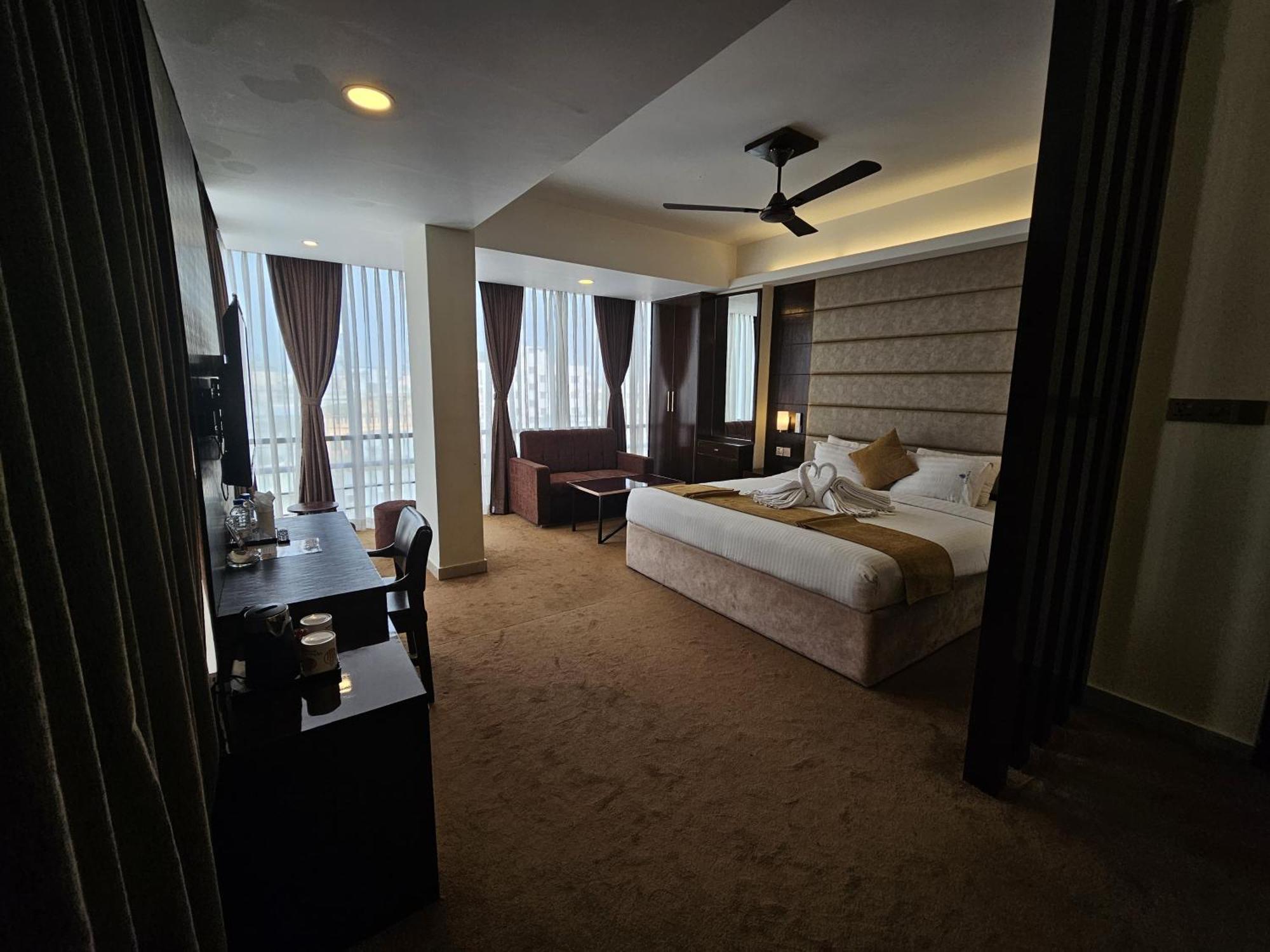 White Park Hotel & Suites チッタゴン エクステリア 写真